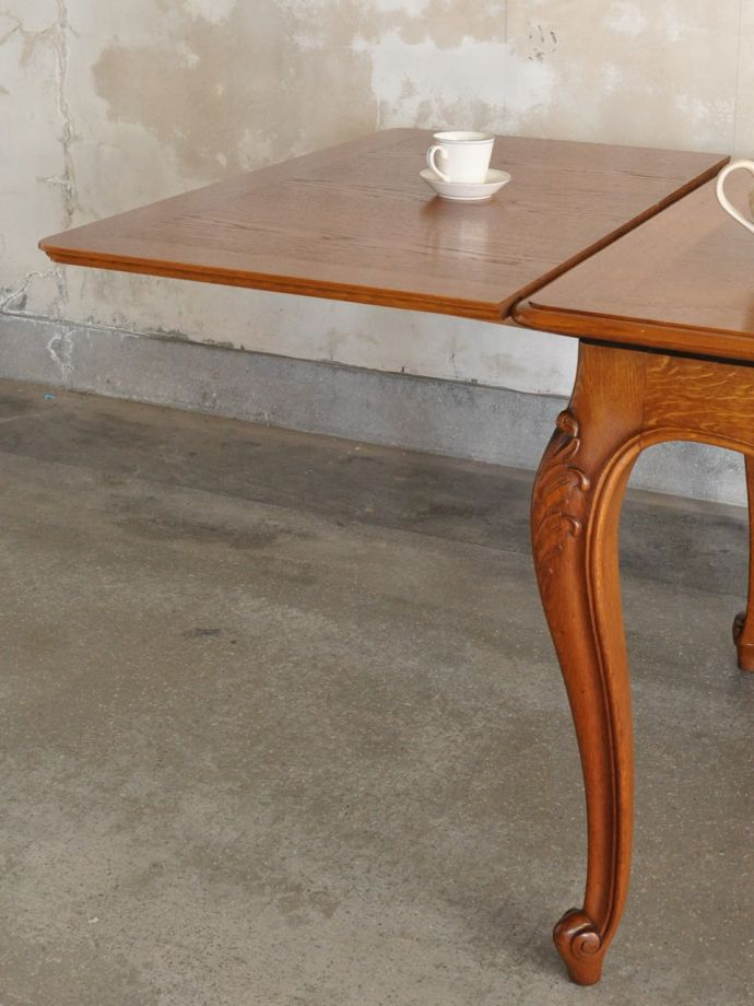 フランスの家具らしい美しい猫脚