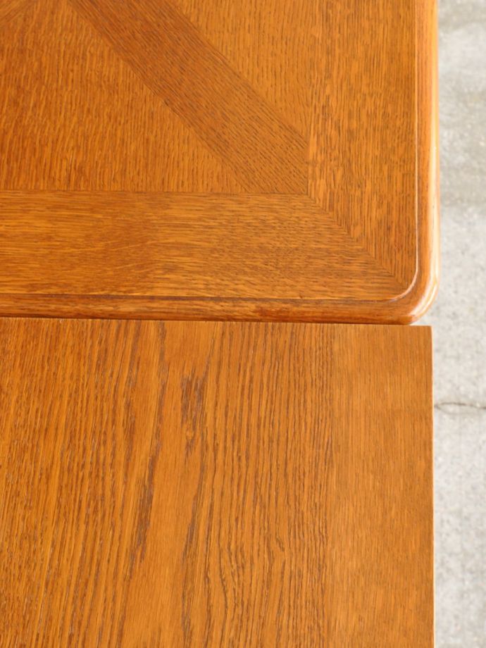 美しいパーケットリーのダイニングテーブル