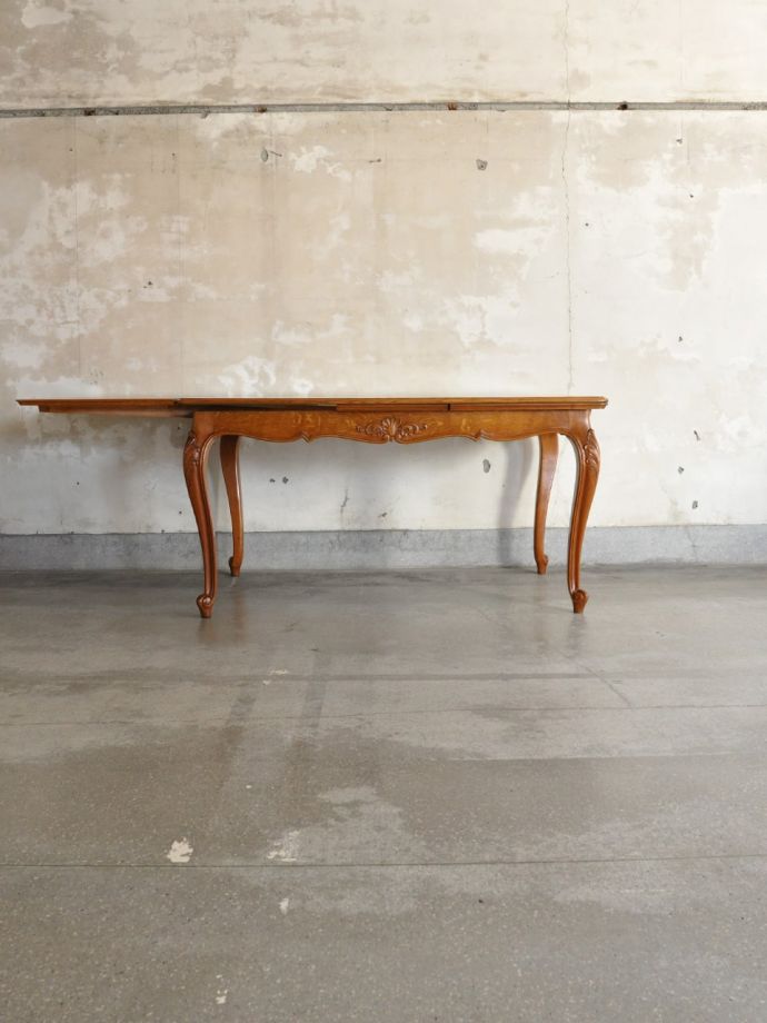 伸長式テーブルを片方開くと