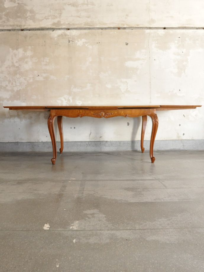 両方のリーフを開いた伸長式テーブル