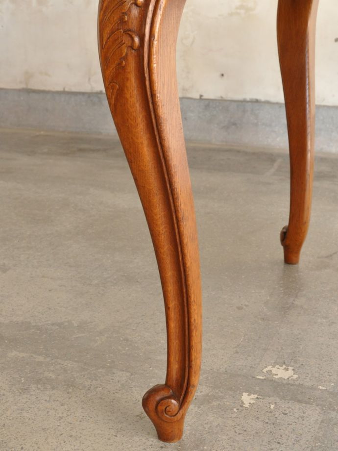 アンティークテーブルの脚