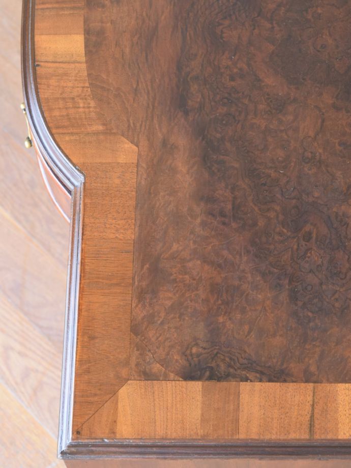 アンティークデスクの木目