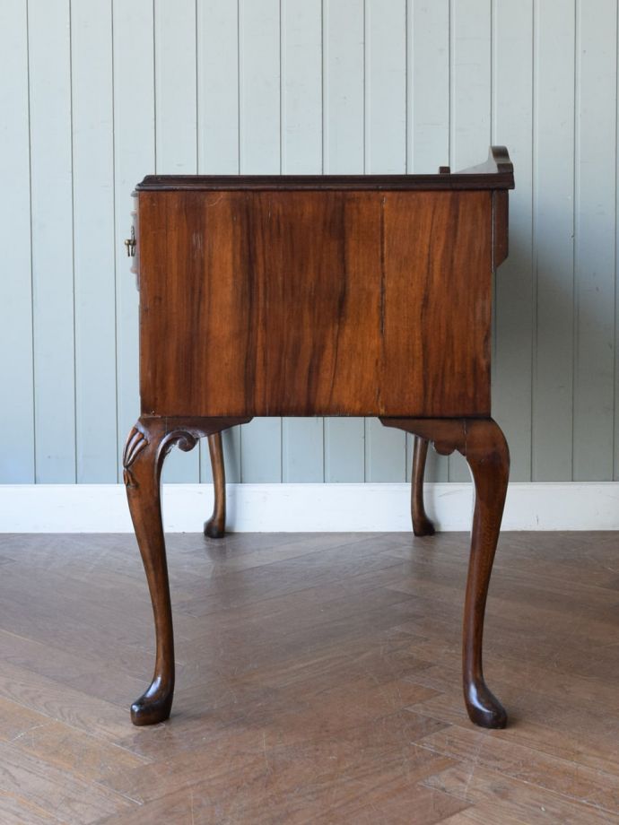 書斎デスクの側面