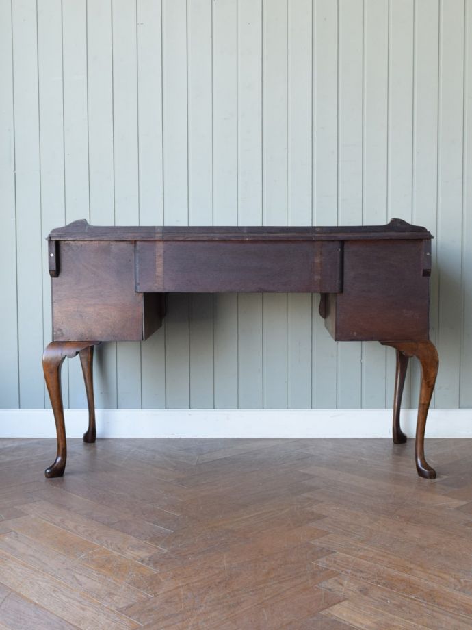 アンティークデスクの後ろ姿