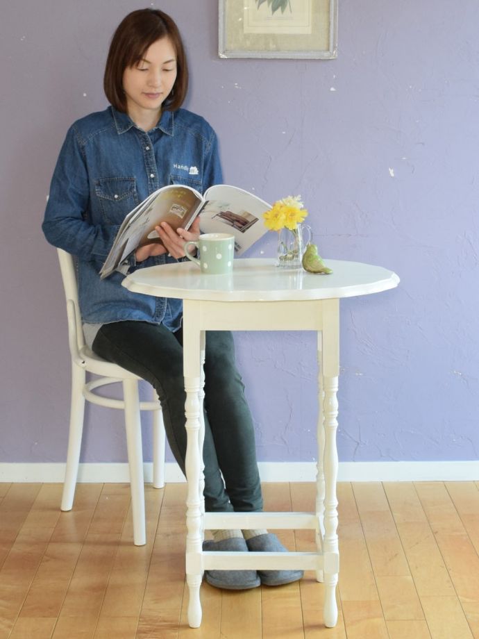 アンティークのサイドテーブル