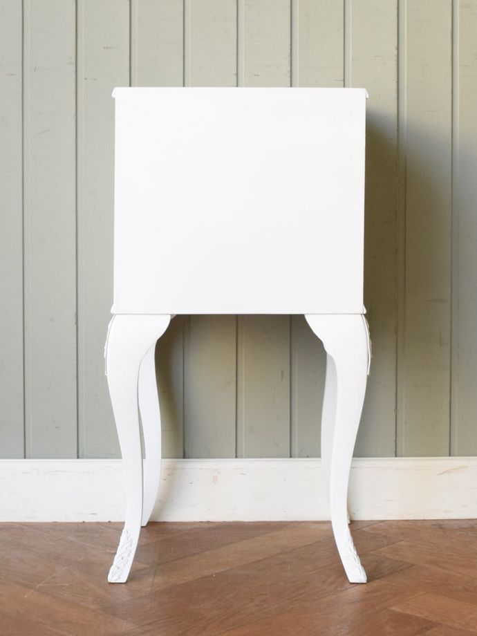 ドレッサーの後ろ姿