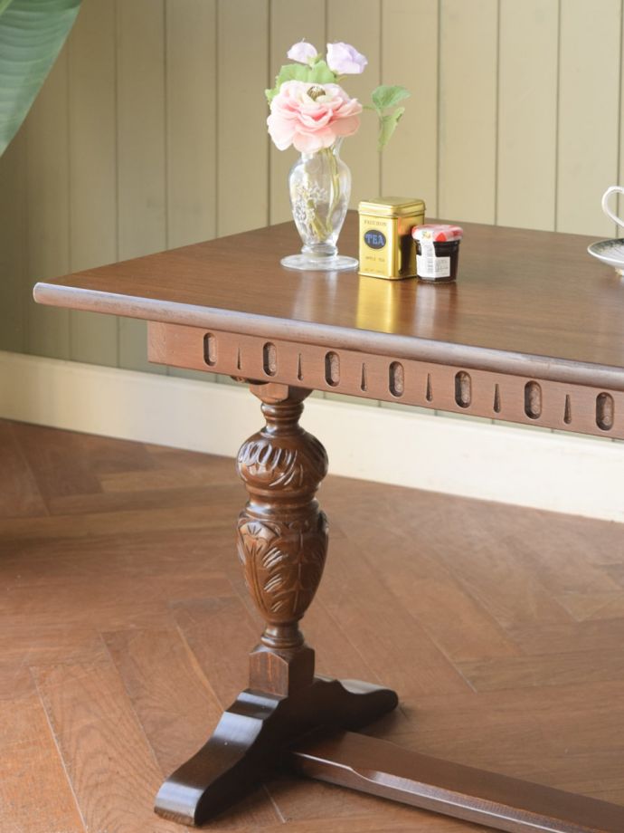 英国のアンティーク家具らしいデザイン