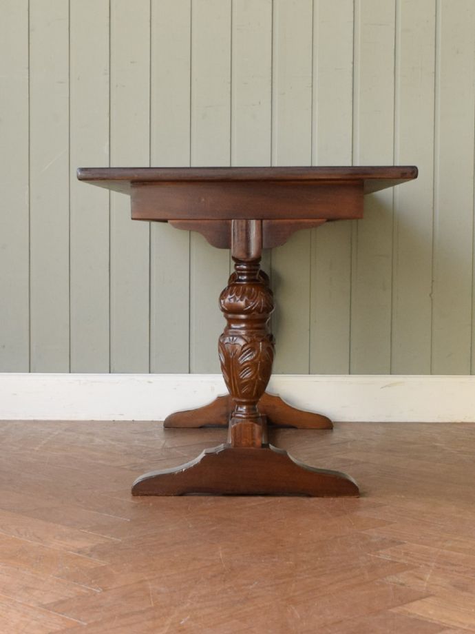 アンティークテーブルの横顔