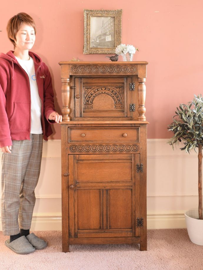 英国アンティークのサイドボード