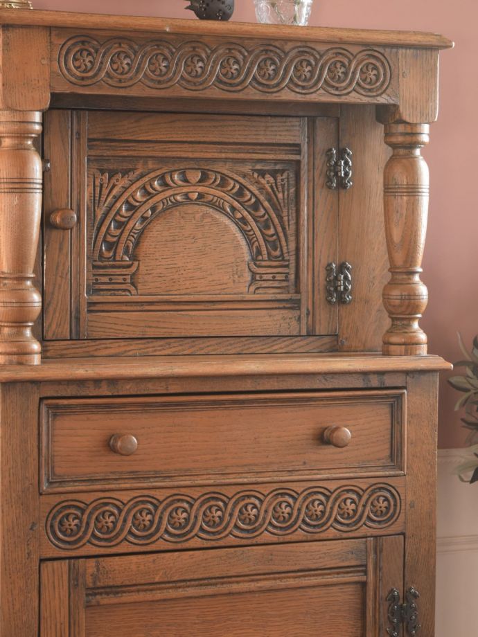 アンティーク家具らしさが漂う装飾