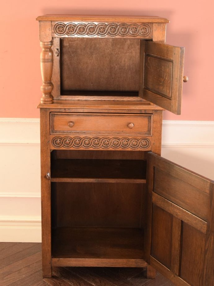 サイドボードの扉の中