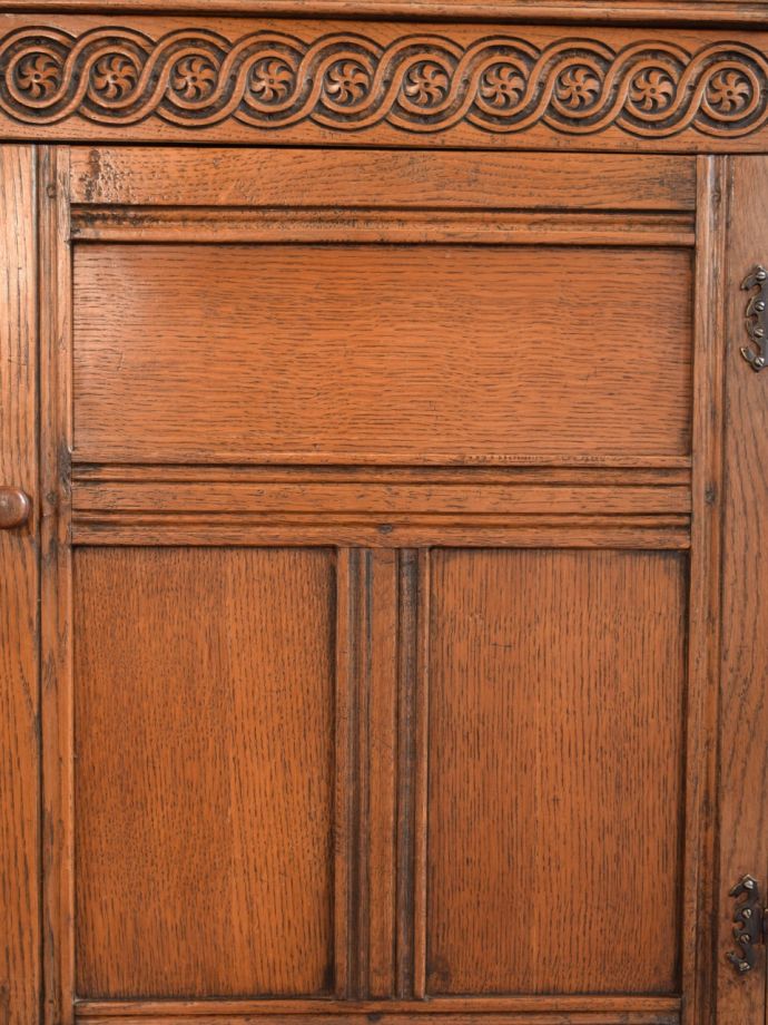 英国アンティーク家具らしい彫