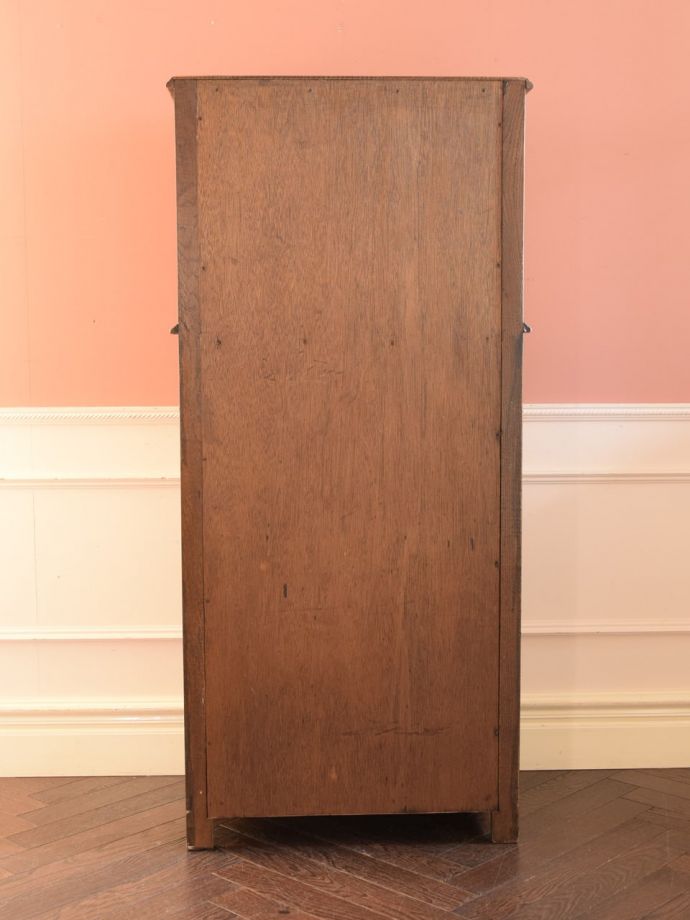 サイドボードの後ろ姿