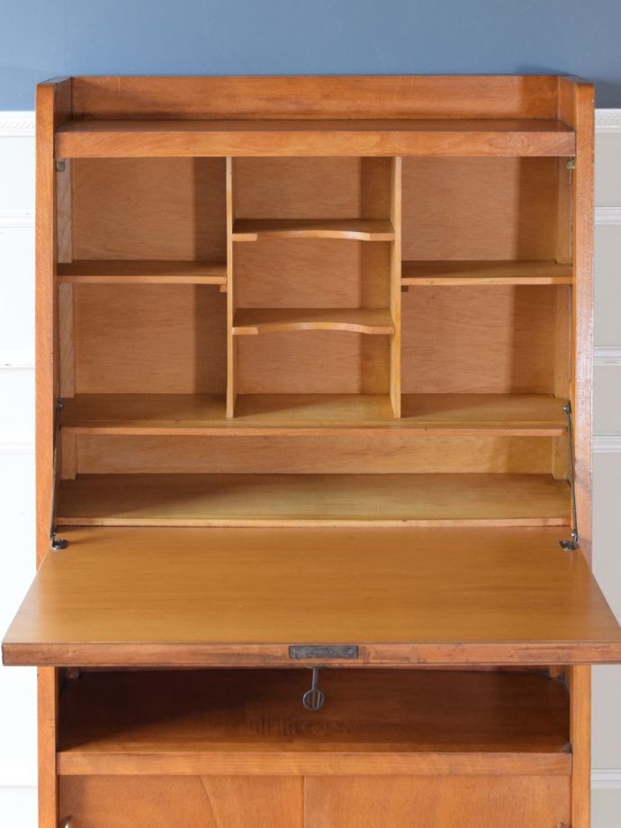 ビューローの扉の中