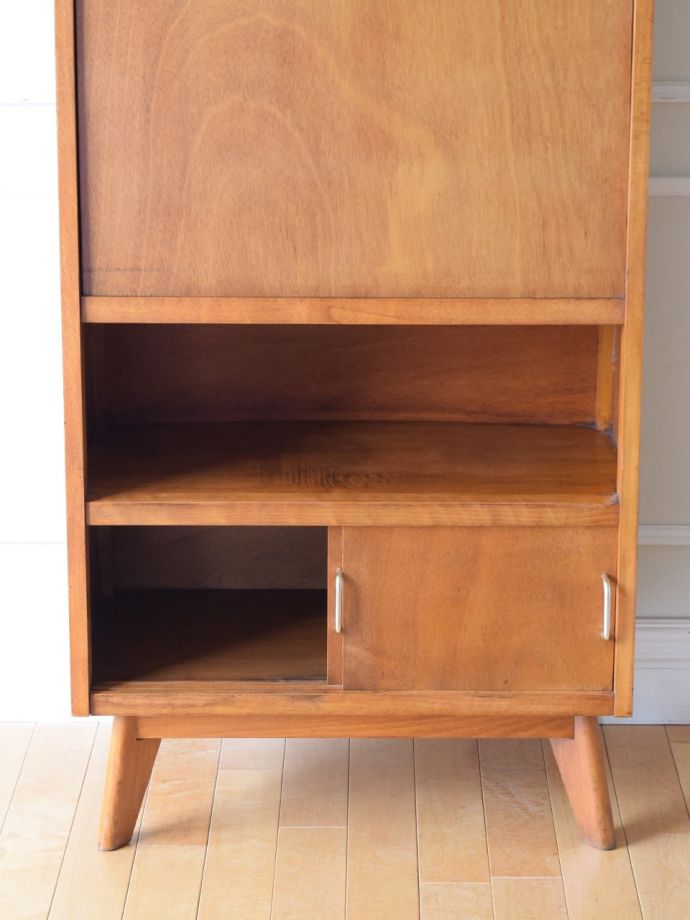 ビューローの扉の中