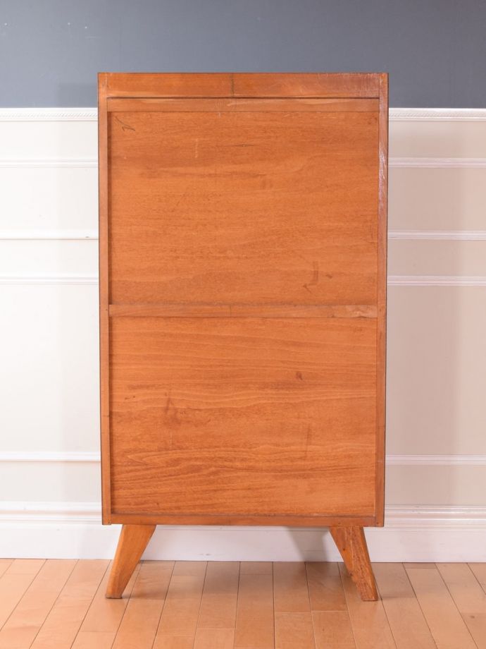 キャビネットの後ろ姿