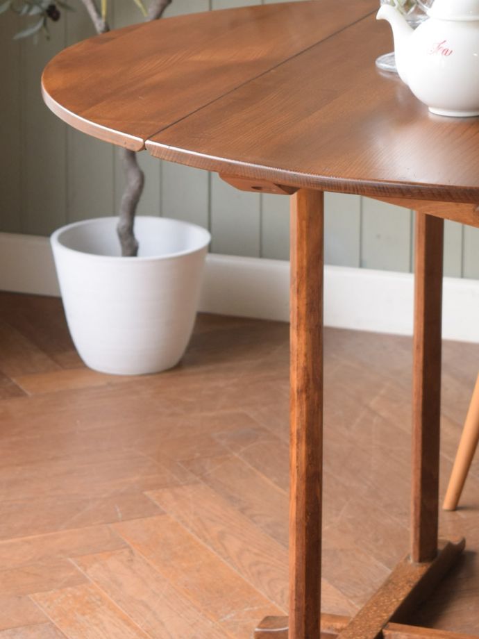 アーコール社のドロップリーフテーブル