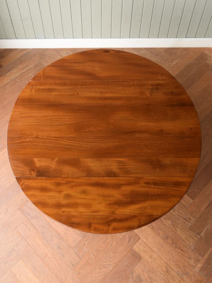 折り畳みテーブルの丸い天板