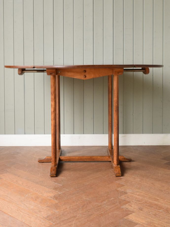 伸長式のダイニングテーブル