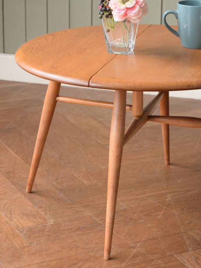 アーコール社のドロップリーフテーブル