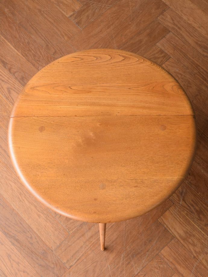 折り畳みテーブルの丸い天板
