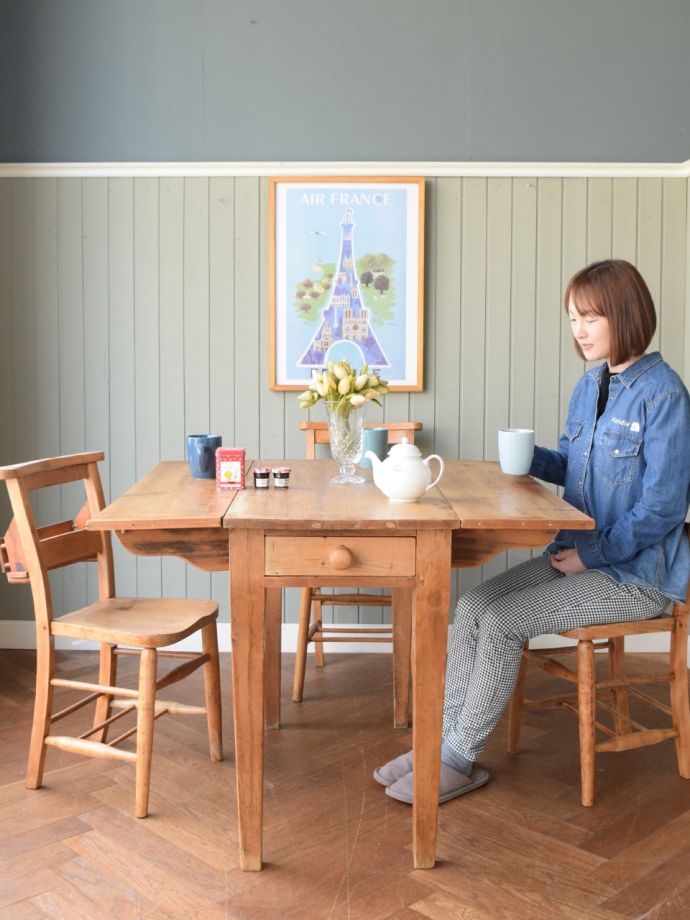 アンティークの伸長式テーブル