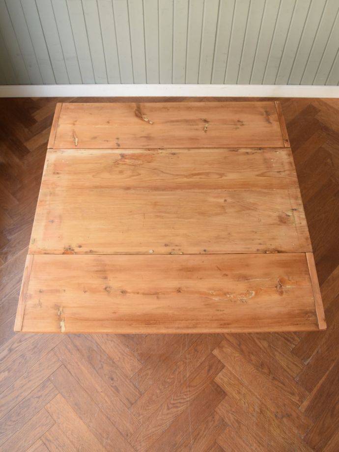 天板を広げた折り畳みテーブル