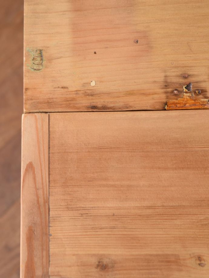 アンティークテーブルらしい木目