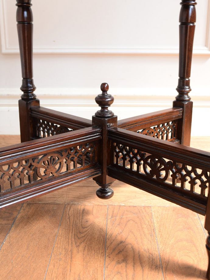 英国アンティーク家具らしい装飾