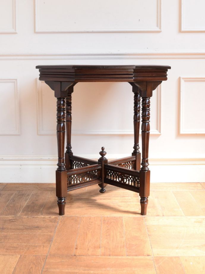 アンティーク家具の側面