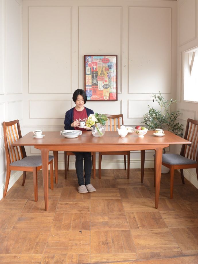 ヴィンテージのダイニングテーブル