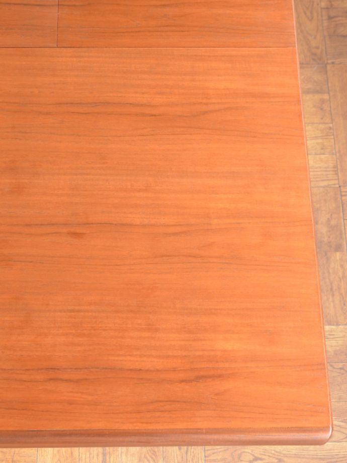 ビンテージテーブルらしい木目