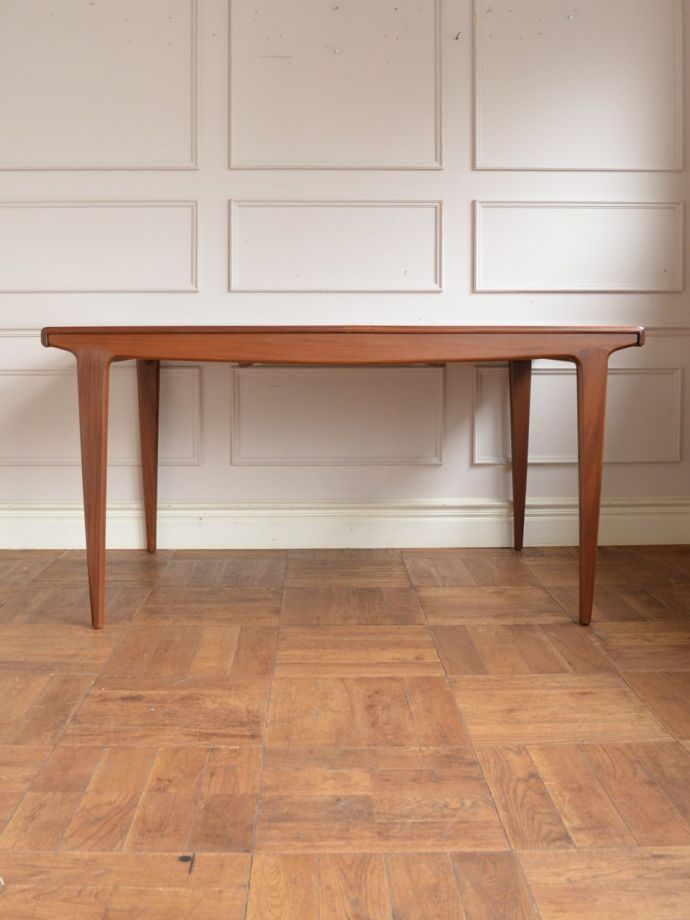 ダイニングテーブルの側面