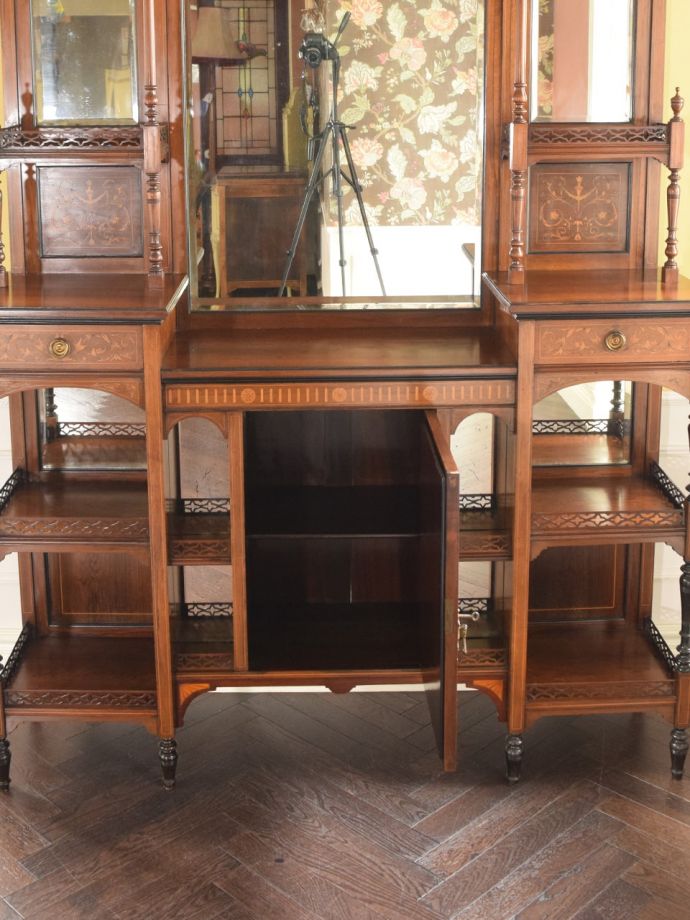 ガラスキャビネットの扉の中