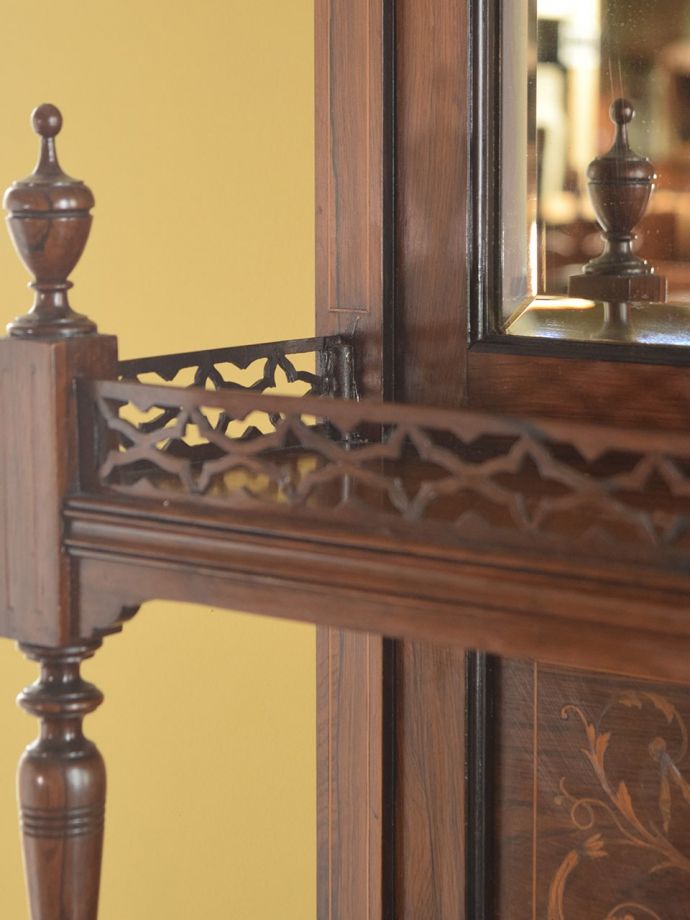 アンティーク家具らしい装飾