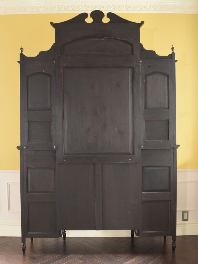 キャビネットの後ろ姿