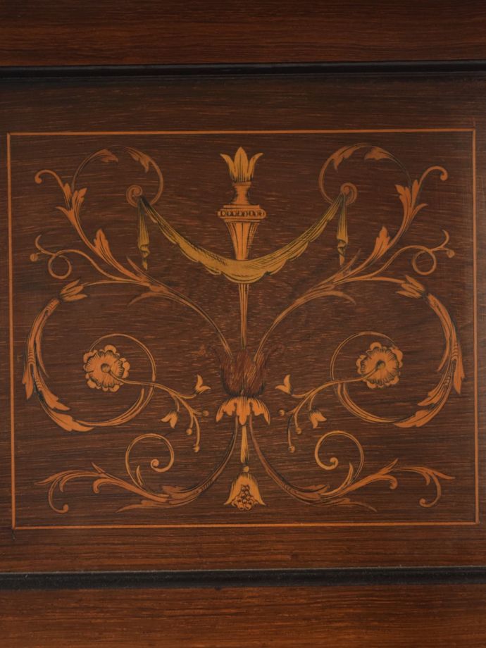 華やかな象嵌の模様