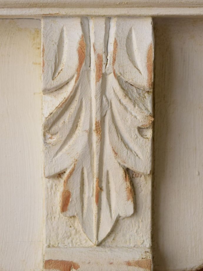 アンティーク家具らしい装飾