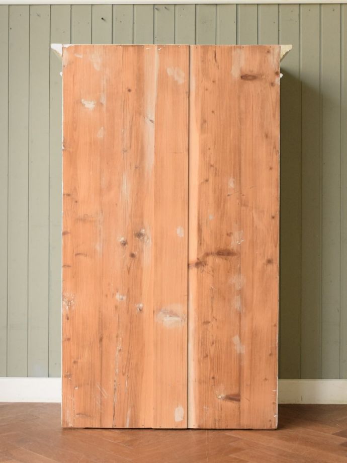 シェルフの後ろ姿