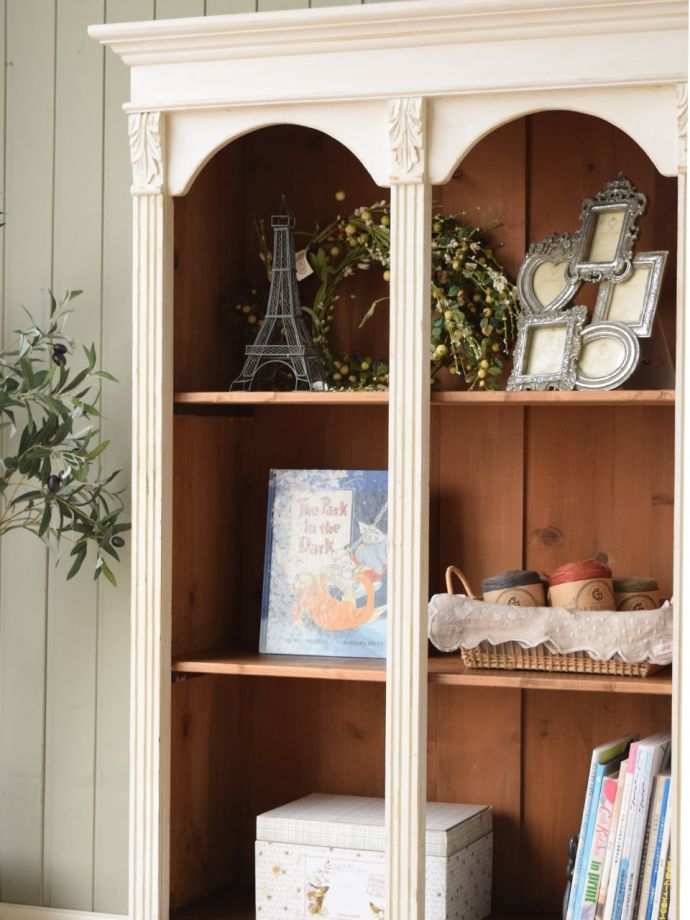 フランスらしいシェルフの装飾