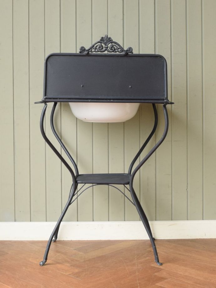 ウォッシュスタンドの後ろ姿