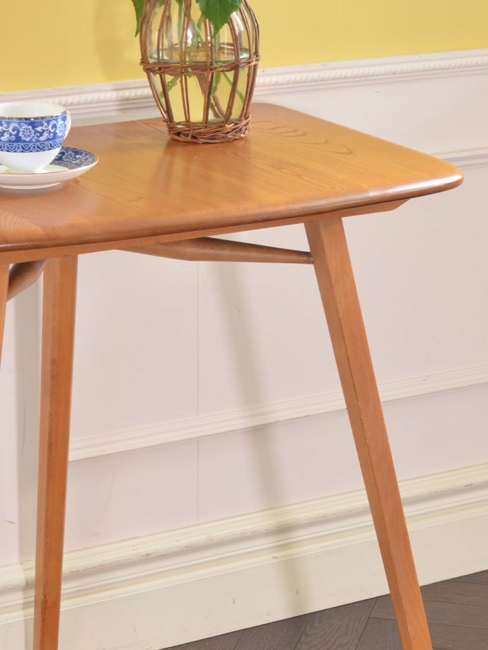 アーコール社のサイドテーブル