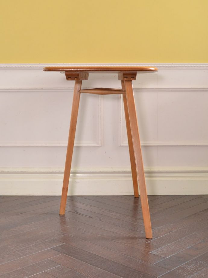 ビンテージテーブルの側面