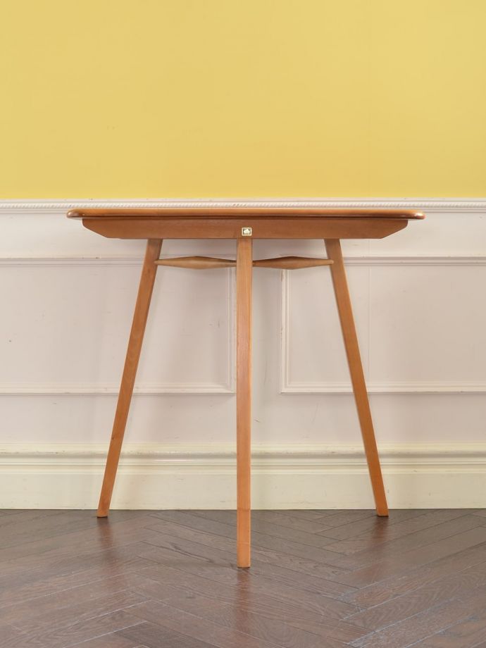 ダイニングテーブルの側面