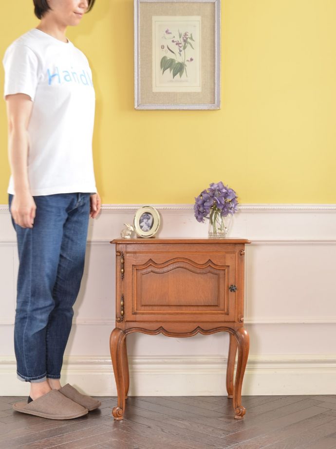 フランスの優雅なサイドキャビネット