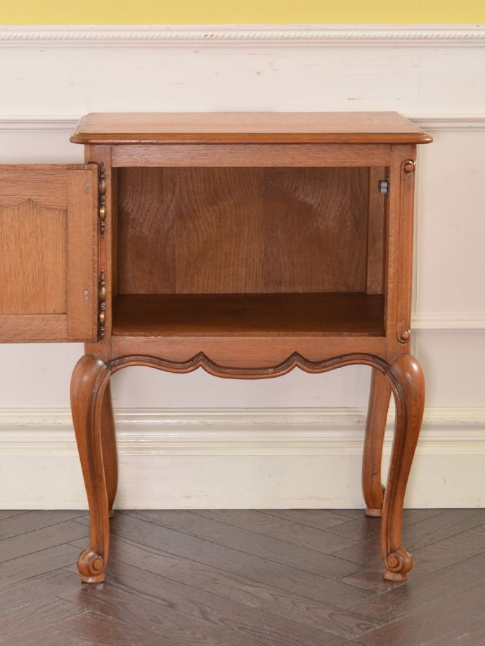 アンティークのサイドキャビネットの扉の中