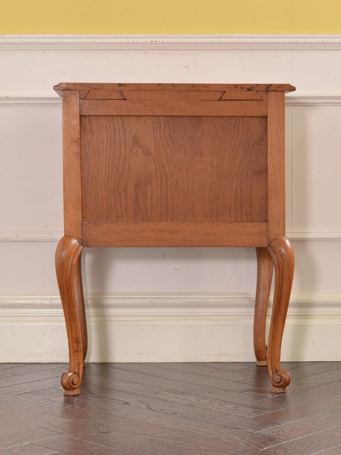 サイドキャビネットの後ろ姿