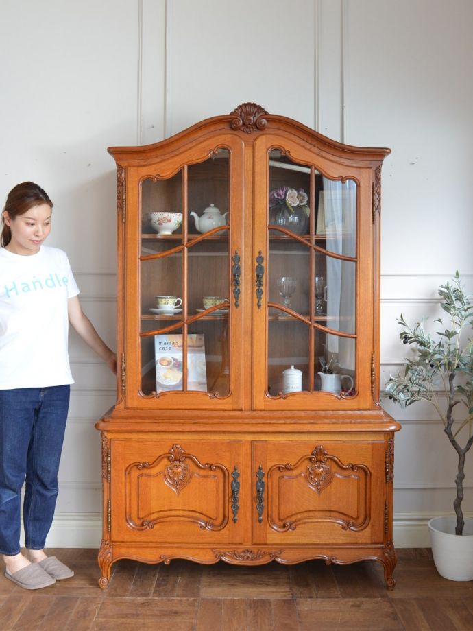 フランスの優雅なキャビネット