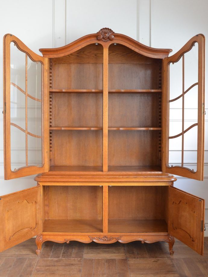 アンティークのキャビネットの扉の中