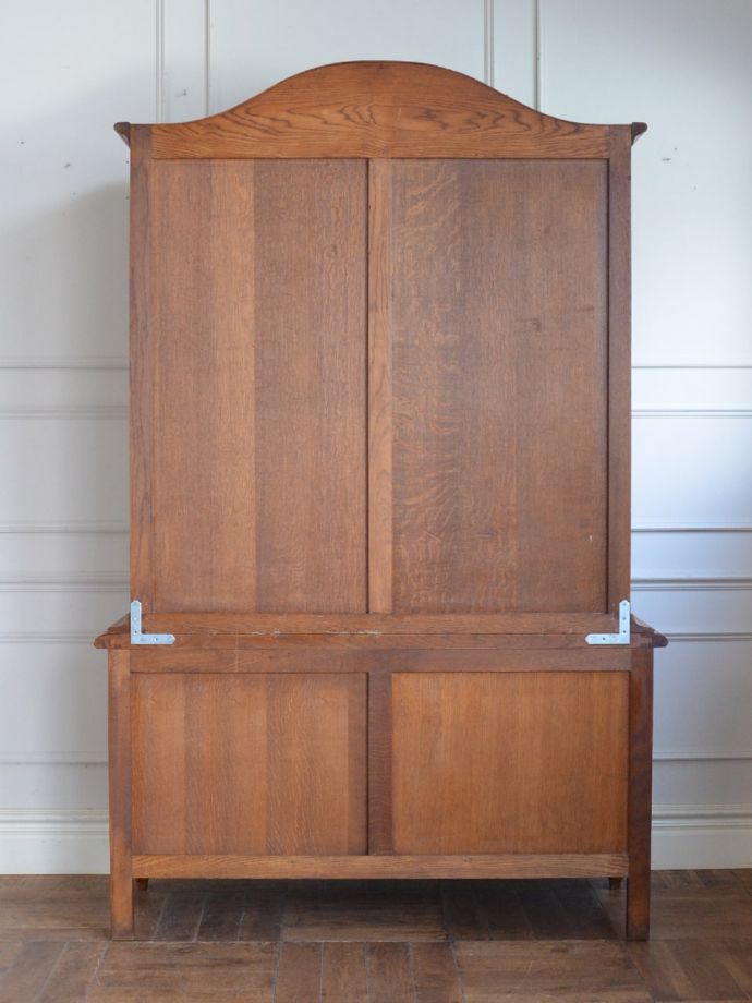 キャビネットの後ろ姿